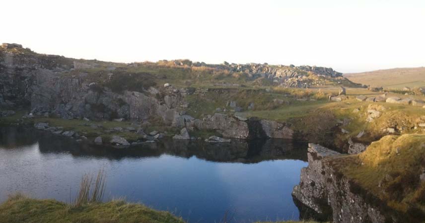 Picture of a body of water at Bodmin Moor in Cornwall on a sunny day.
