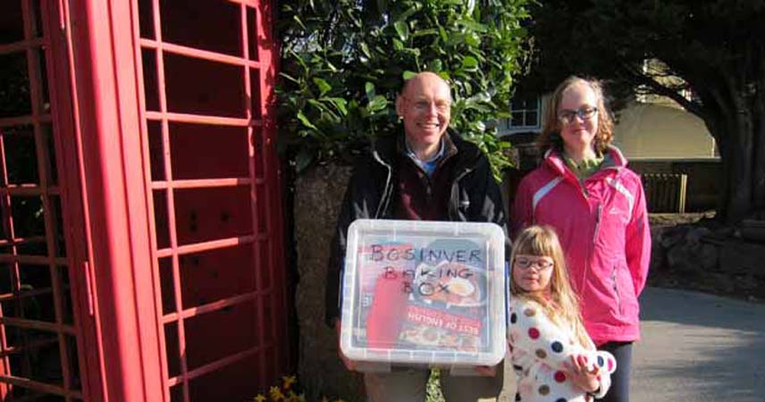 Three people posing and holding a baking box supplied by Bosinver.