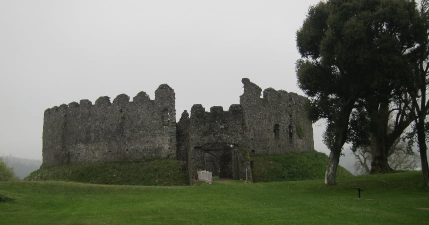 Misty photo of Restormel Castle on a grey day.