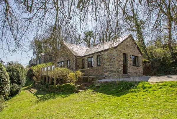 Front shot of Pear cottage at Bosinver