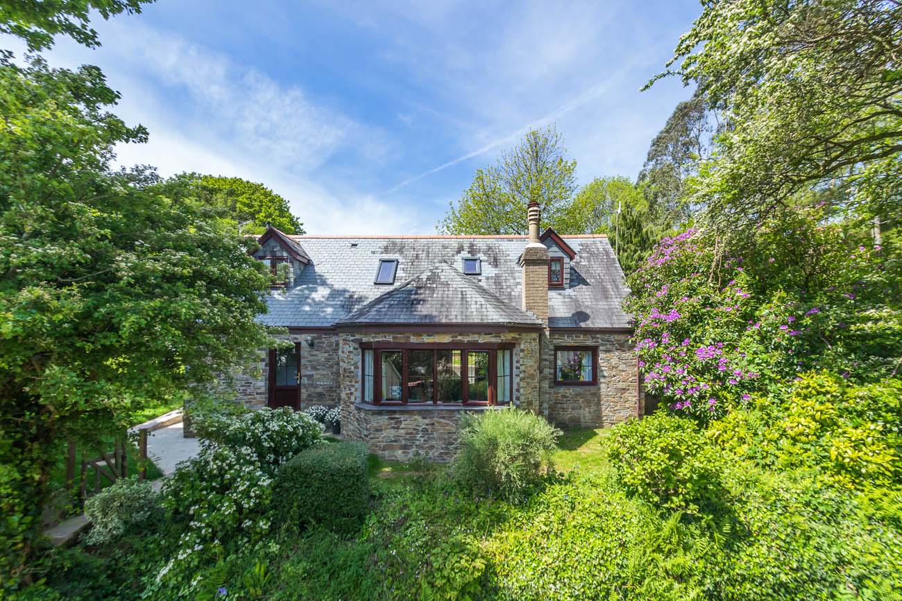 Wide shot of Veronica Cottage at Bosinver surrounded by trees